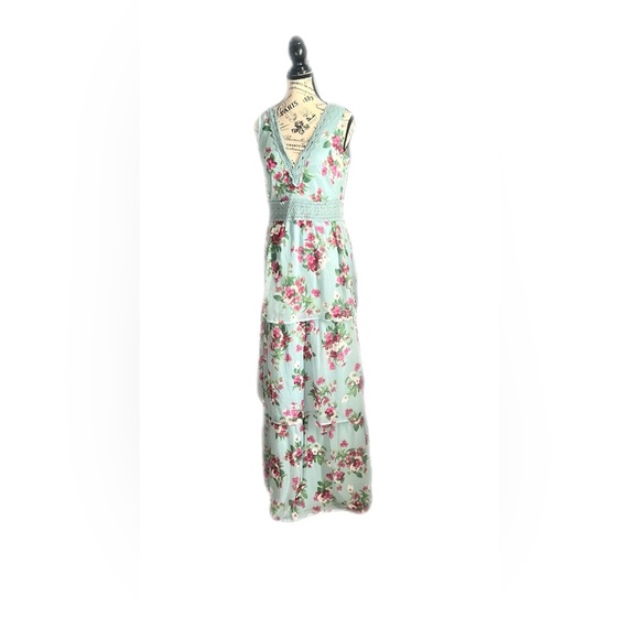 Beautiful Floral Maxi Dress NWT - Picture 2 of 16